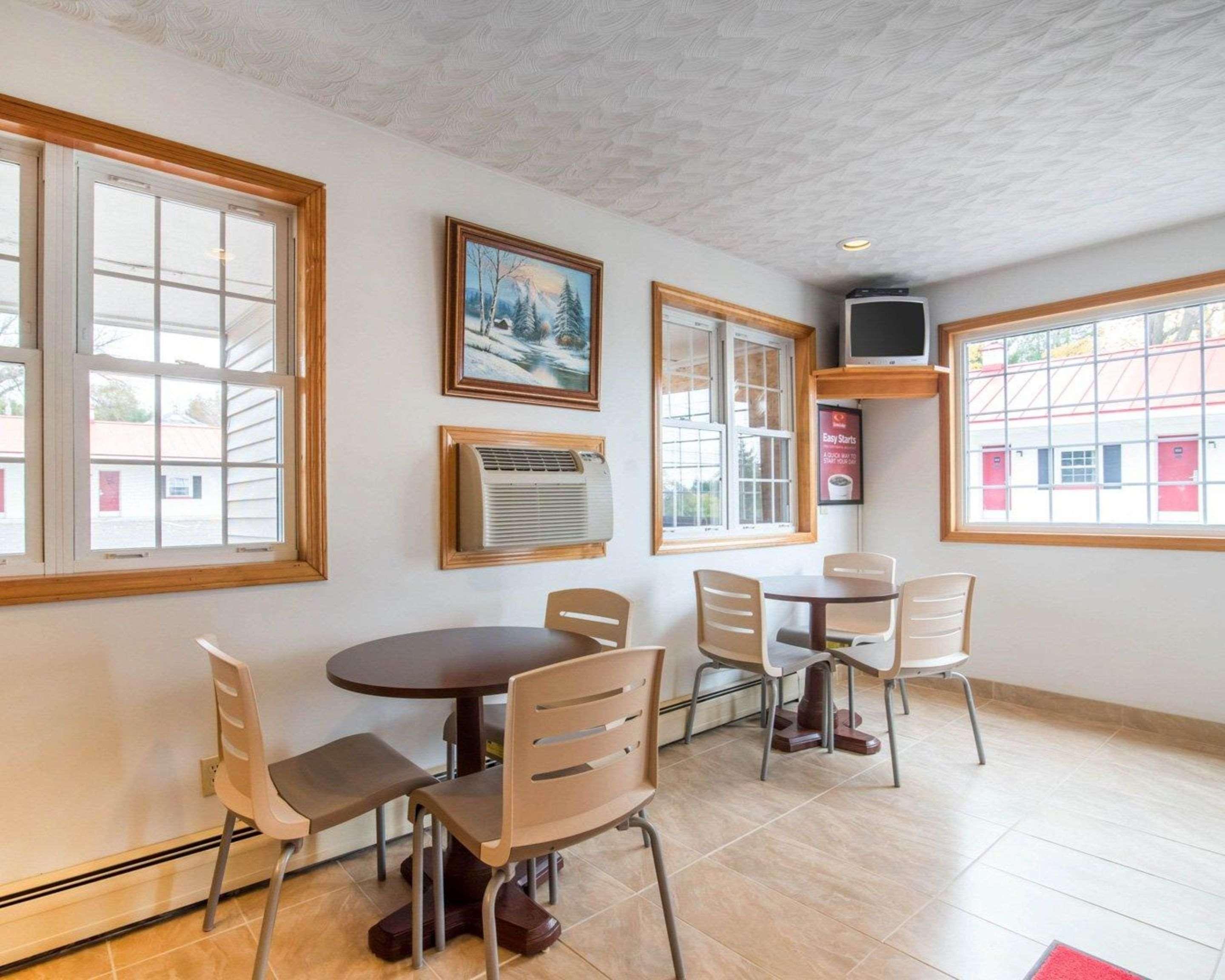 Econo Lodge St Albans Town سانت ألبانز المظهر الخارجي الصورة
